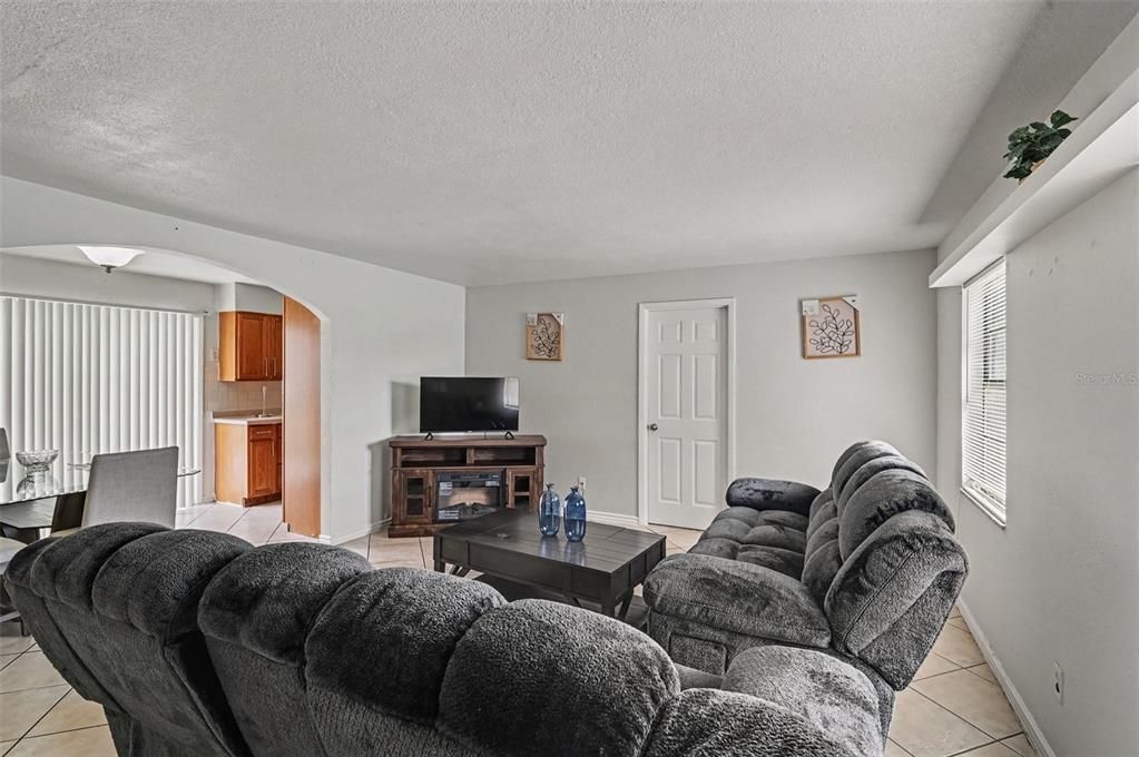 For Sale: $320,000 (3 beds, 2 baths, 1286 Square Feet)