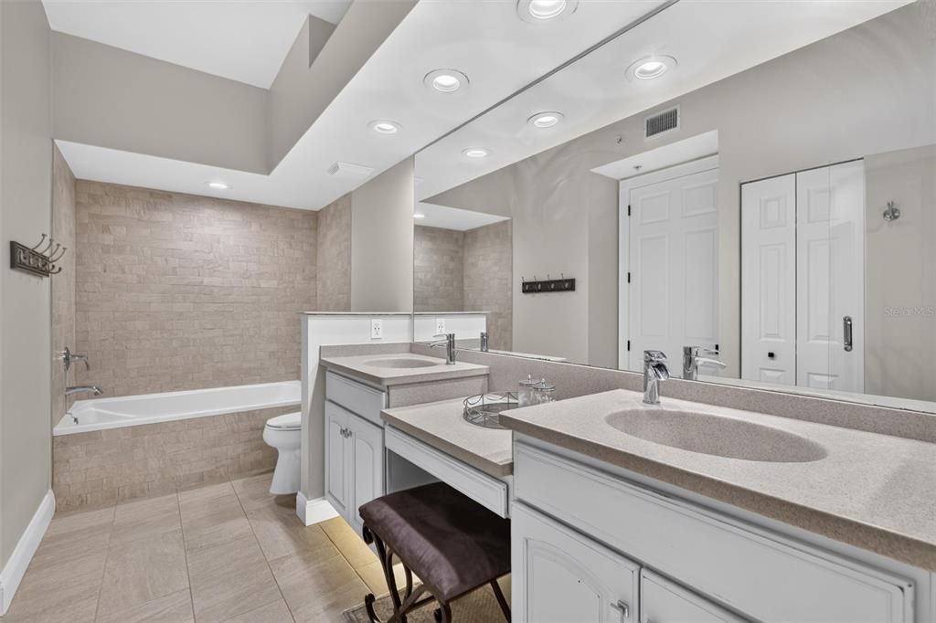 For Sale: $929,000 (3 beds, 3 baths, 2207 Square Feet)
