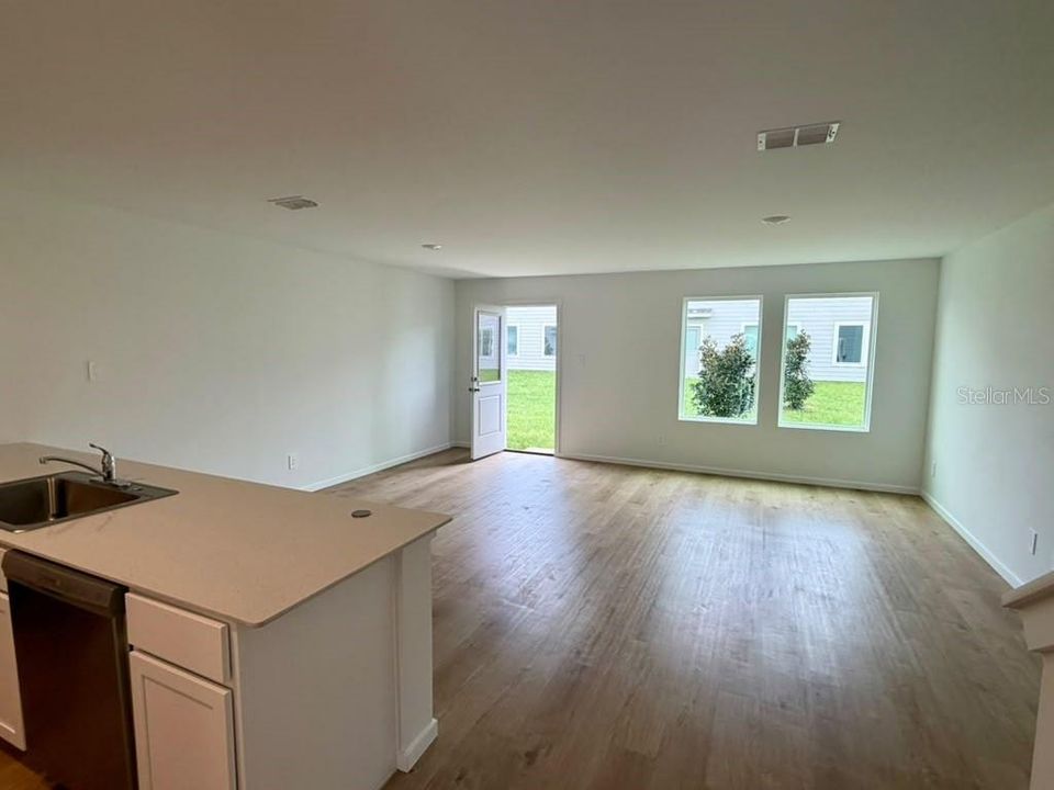 For Rent: $2,000 (3 beds, 2 baths, 1386 Square Feet)