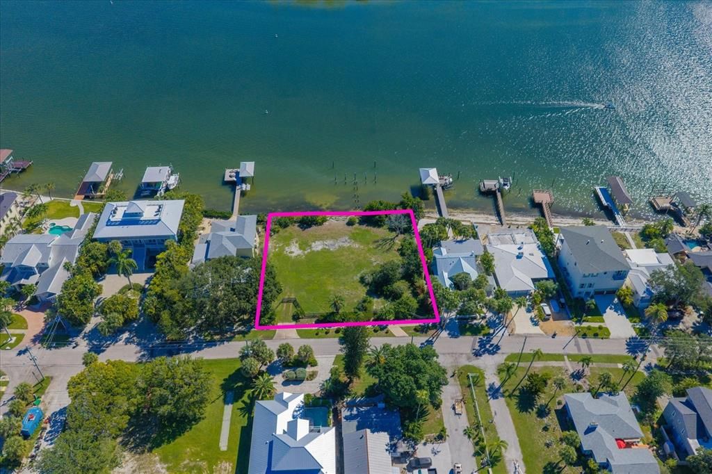 En Venta: $3,500,000 (0.50 acres)