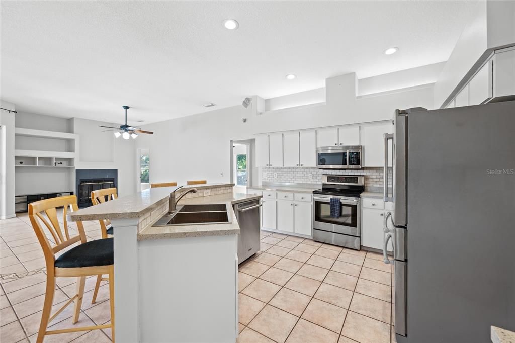 En Venta: $550,000 (4 camas, 3 baños, 2207 Pies cuadrados)