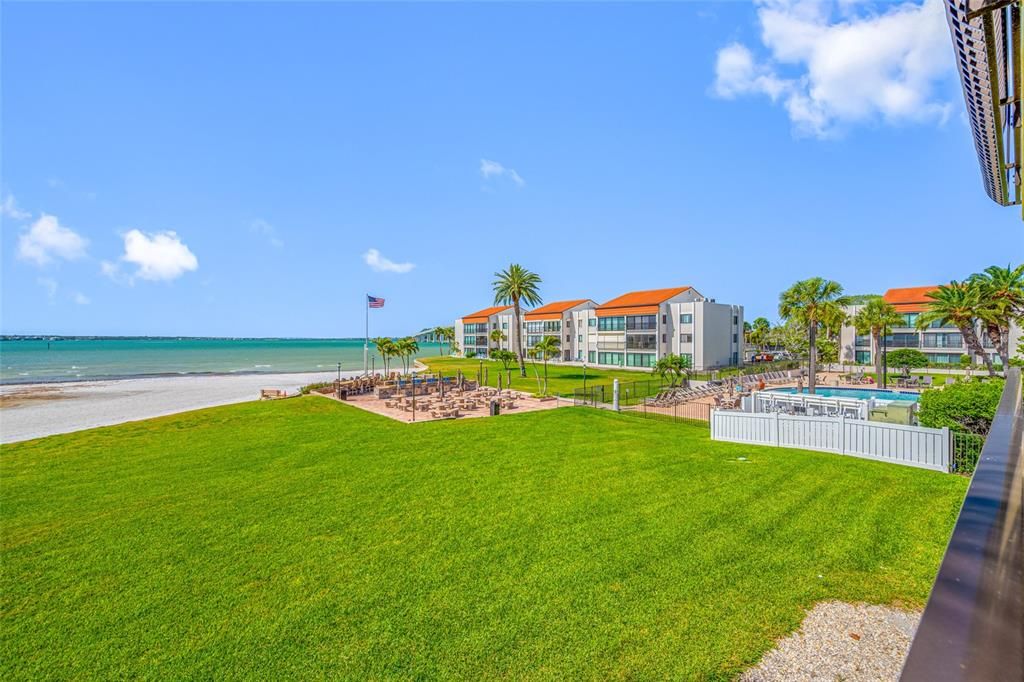 For Sale: $589,000 (2 beds, 2 baths, 1074 Square Feet)