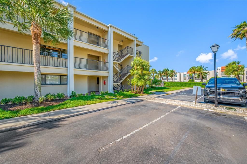 For Sale: $589,000 (2 beds, 2 baths, 1074 Square Feet)