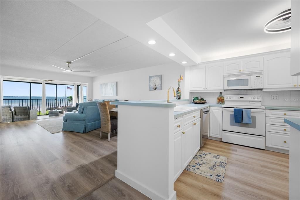 For Sale: $589,000 (2 beds, 2 baths, 1074 Square Feet)