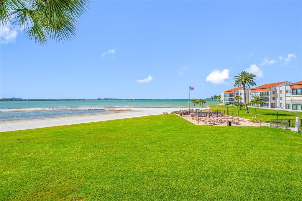 For Sale: $589,000 (2 beds, 2 baths, 1074 Square Feet)