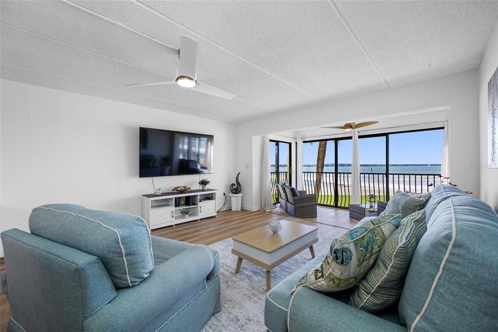 For Sale: $589,000 (2 beds, 2 baths, 1074 Square Feet)