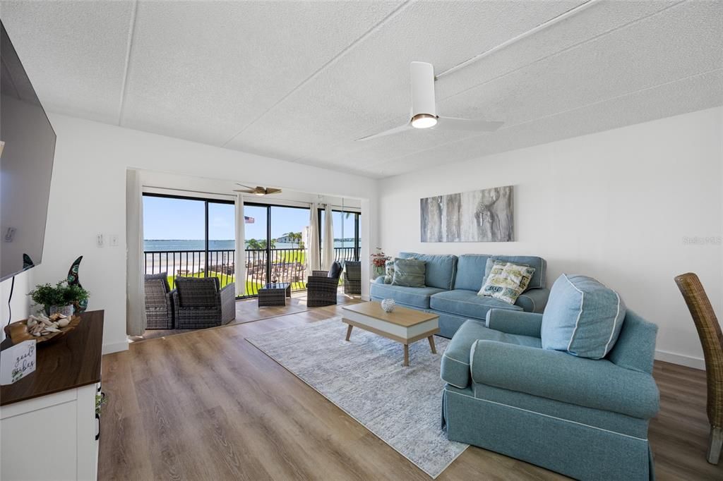 For Sale: $589,000 (2 beds, 2 baths, 1074 Square Feet)