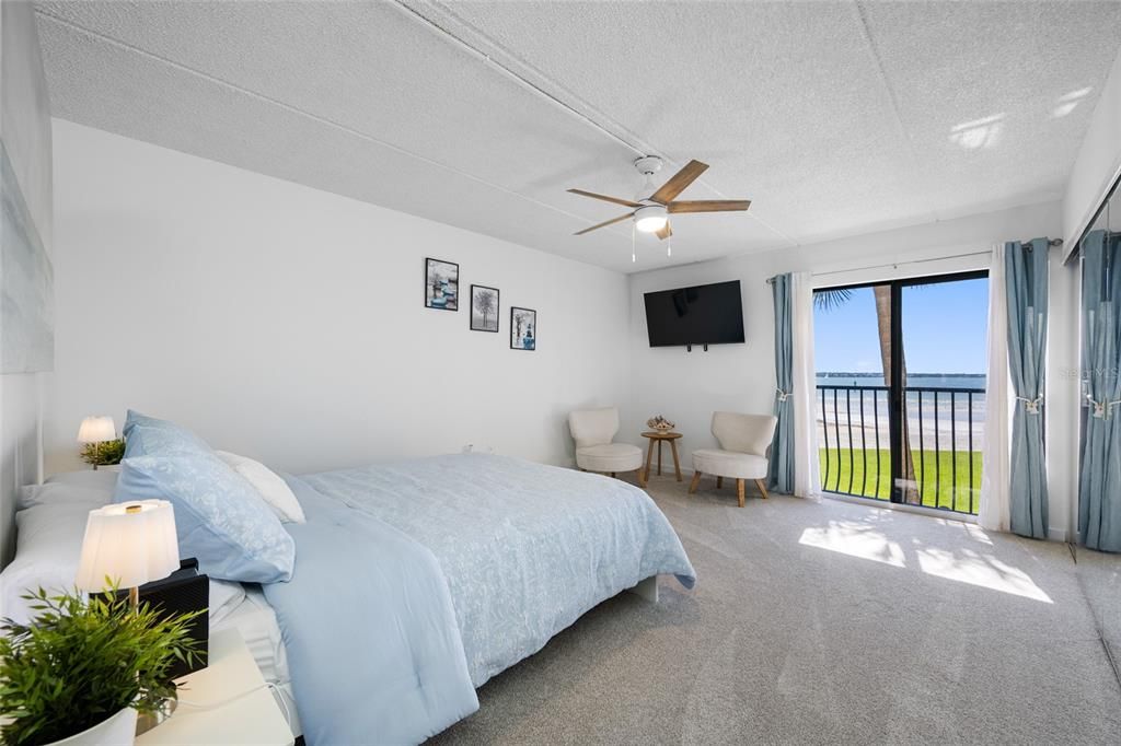 For Sale: $589,000 (2 beds, 2 baths, 1074 Square Feet)
