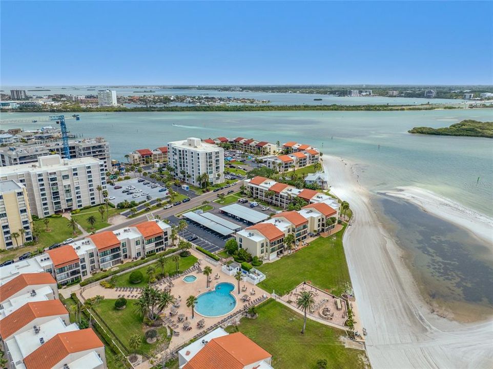For Sale: $589,000 (2 beds, 2 baths, 1074 Square Feet)