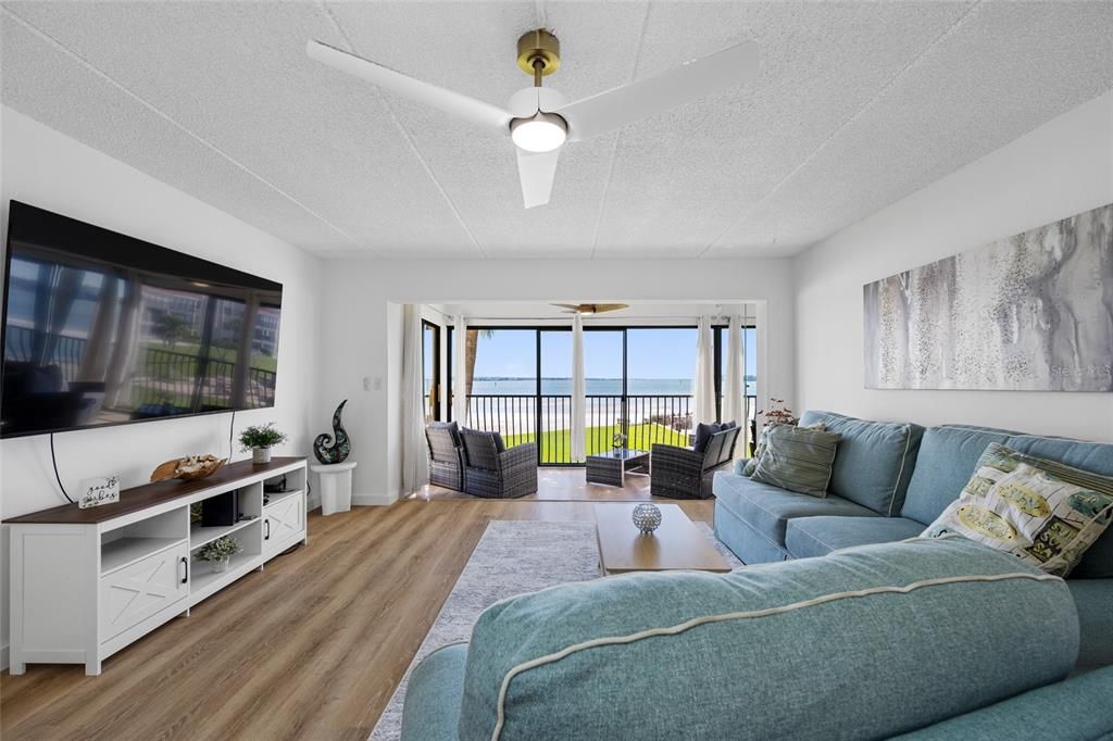 For Sale: $589,000 (2 beds, 2 baths, 1074 Square Feet)