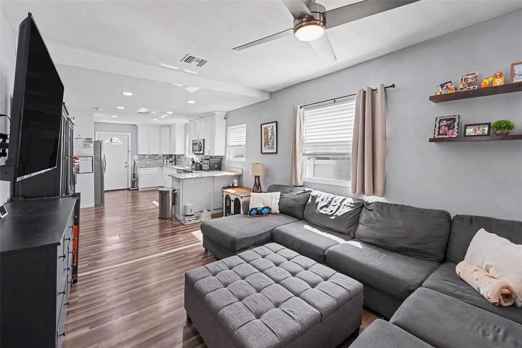 For Sale: $285,000 (3 beds, 1 baths, 1100 Square Feet)