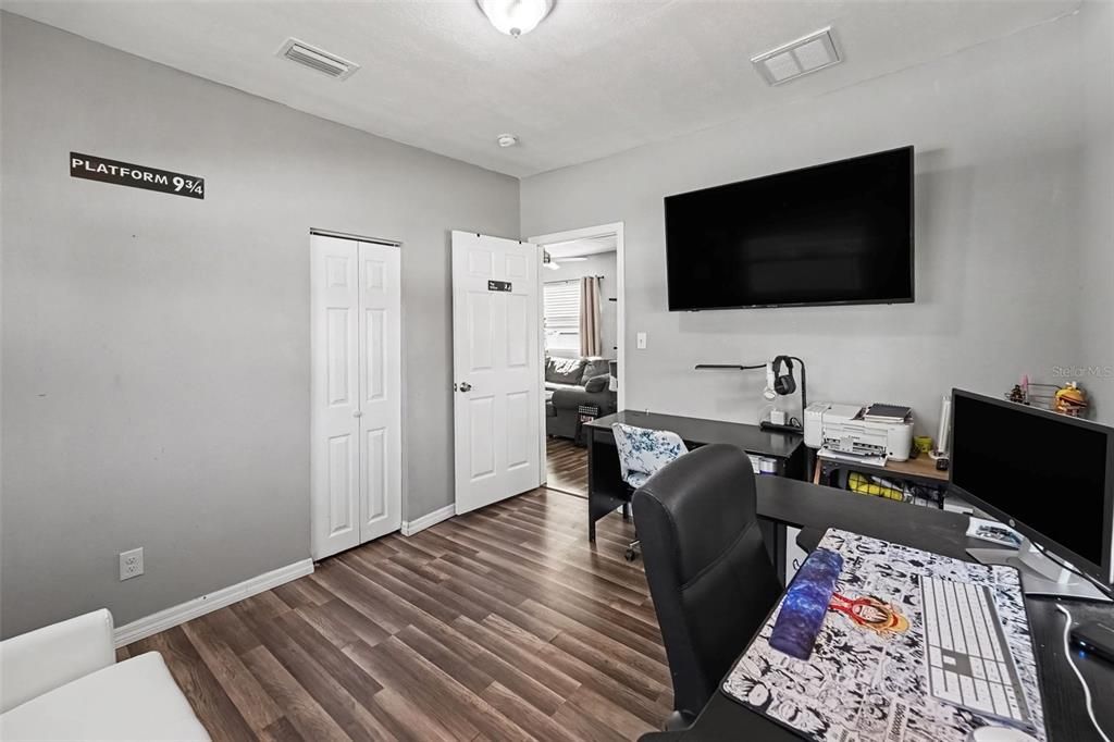 For Sale: $285,000 (3 beds, 1 baths, 1100 Square Feet)