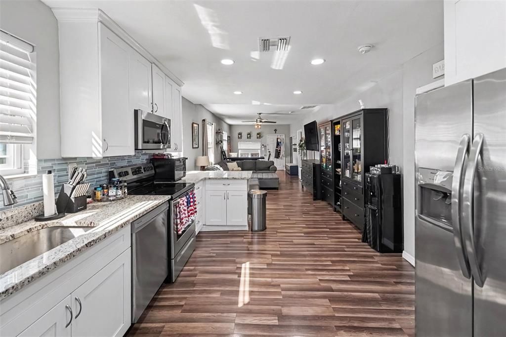 For Sale: $285,000 (3 beds, 1 baths, 1100 Square Feet)