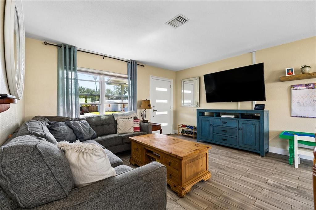 For Sale: $339,000 (3 beds, 1 baths, 936 Square Feet)