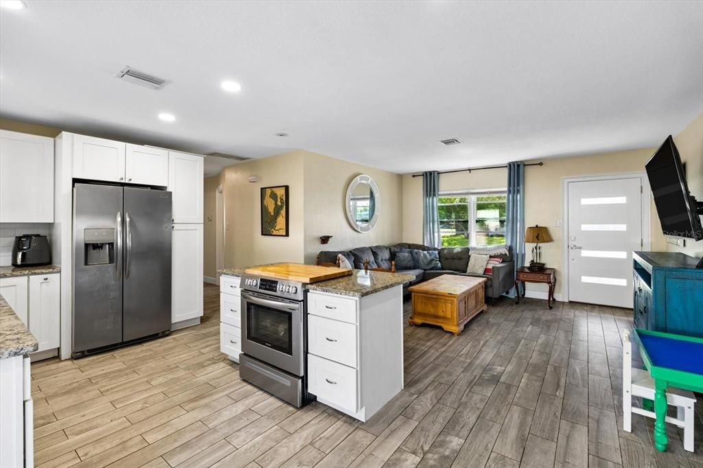 For Sale: $339,000 (3 beds, 1 baths, 936 Square Feet)