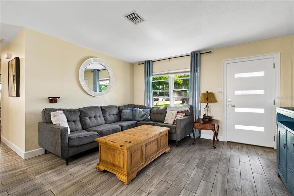 For Sale: $339,000 (3 beds, 1 baths, 936 Square Feet)