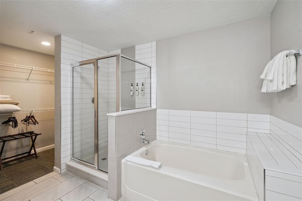 For Sale: $159,999 (2 beds, 2 baths, 1375 Square Feet)