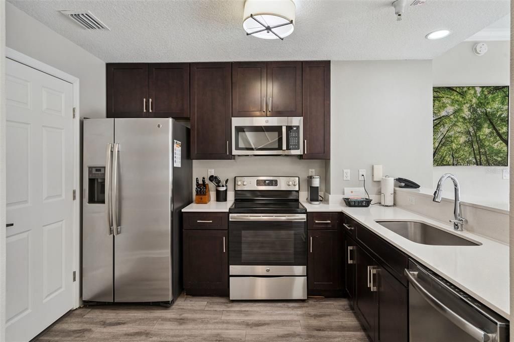 For Sale: $159,999 (2 beds, 2 baths, 1375 Square Feet)