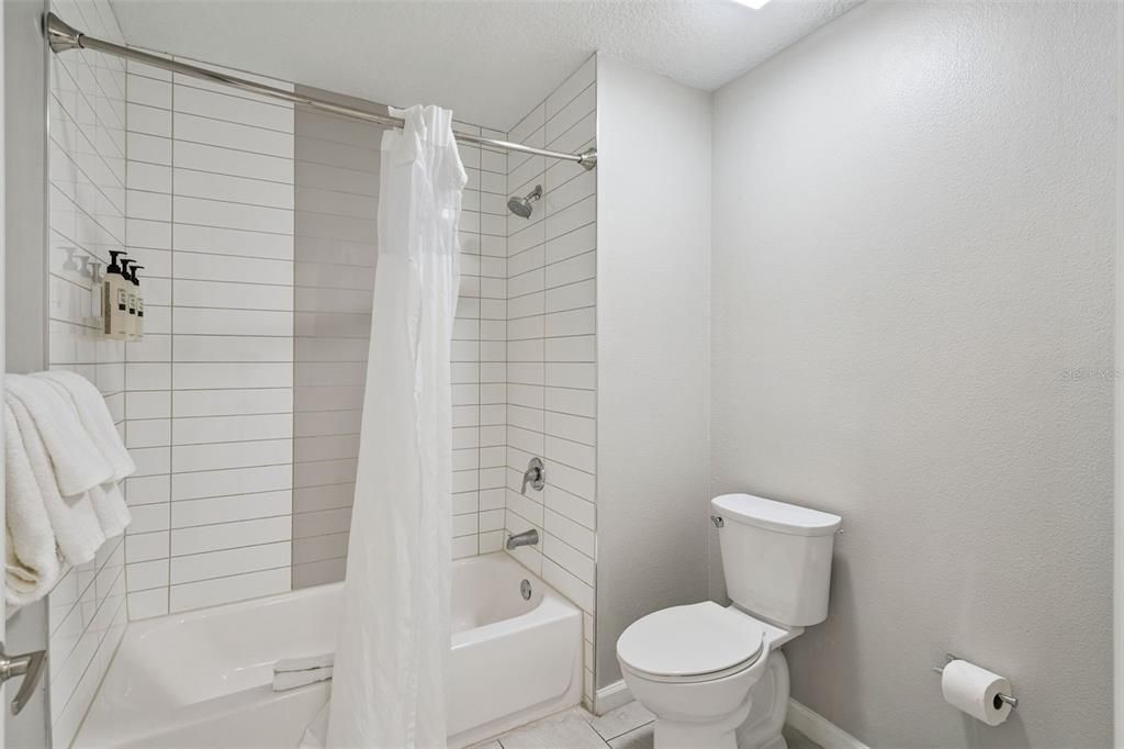 For Sale: $159,999 (2 beds, 2 baths, 1375 Square Feet)