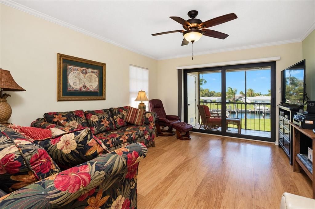 For Sale: $250,000 (2 beds, 2 baths, 1080 Square Feet)