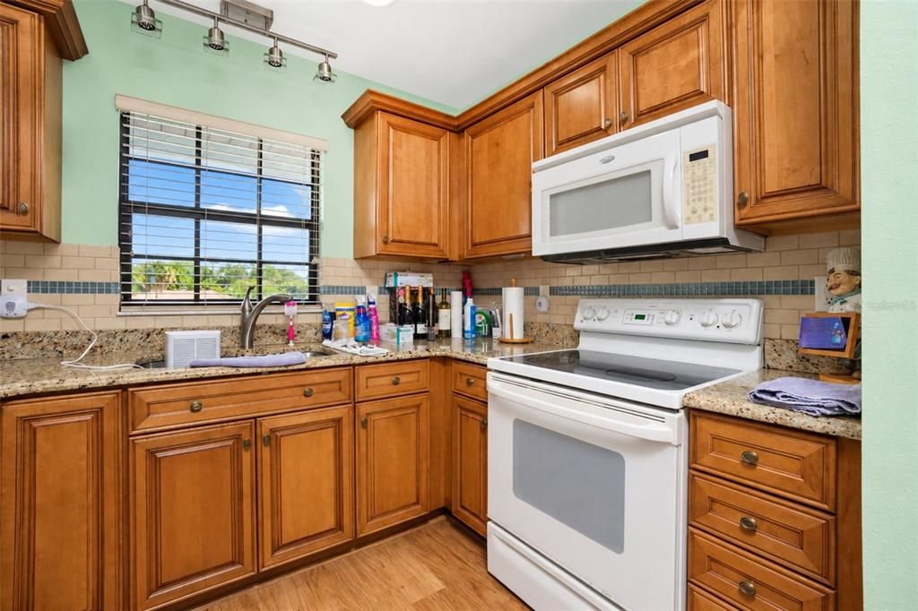 For Sale: $250,000 (2 beds, 2 baths, 1080 Square Feet)