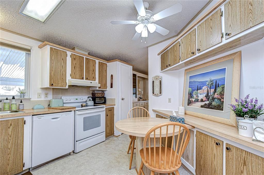 For Sale: $144,900 (2 beds, 2 baths, 1152 Square Feet)