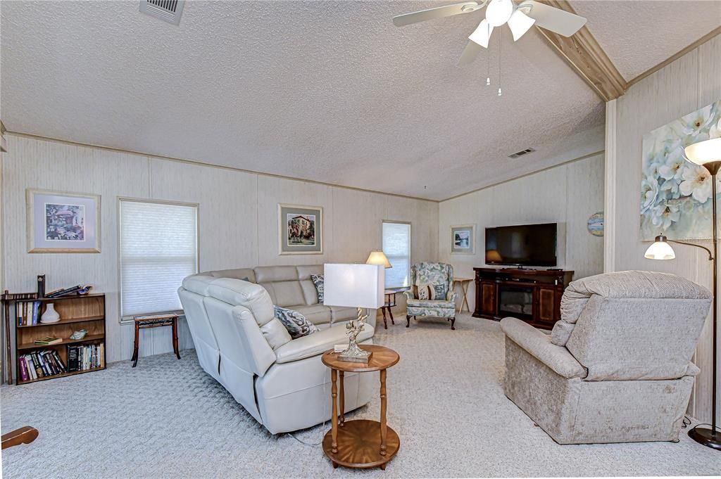 For Sale: $144,900 (2 beds, 2 baths, 1152 Square Feet)