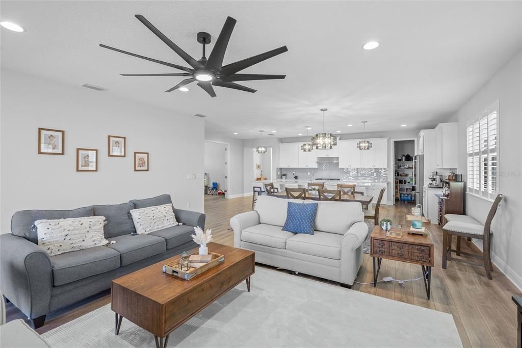 En Venta: $749,000 (2 camas, 2 baños, 2296 Pies cuadrados)