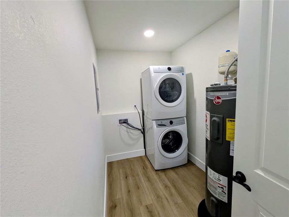 For Sale: $435,000 (3 beds, 2 baths, 1596 Square Feet)