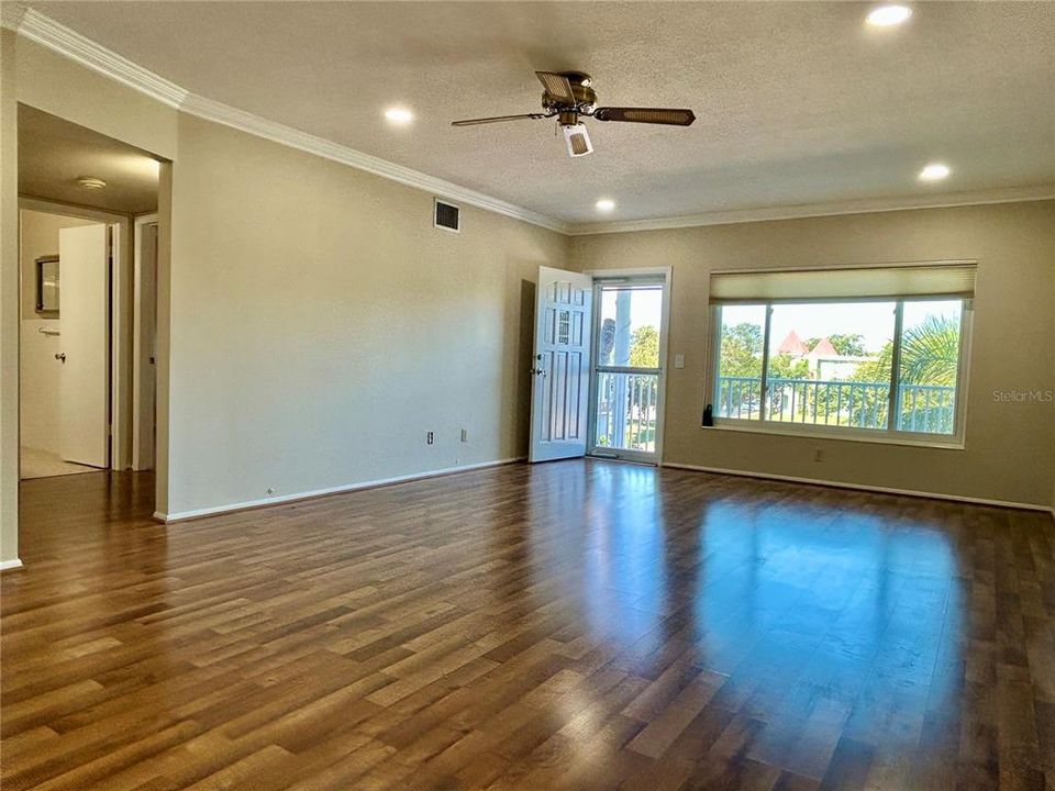 For Sale: $179,900 (2 beds, 2 baths, 1400 Square Feet)