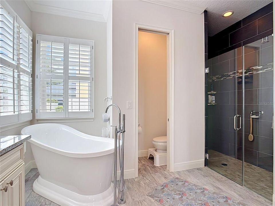 For Sale: $511,000 (5 beds, 3 baths, 2586 Square Feet)