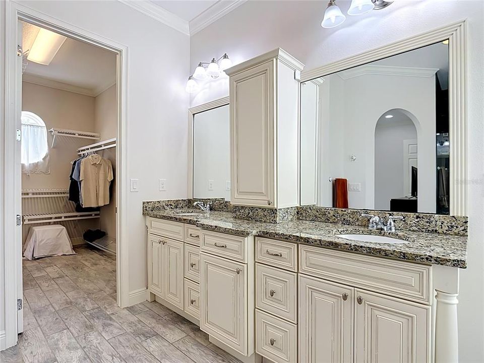 For Sale: $511,000 (5 beds, 3 baths, 2586 Square Feet)