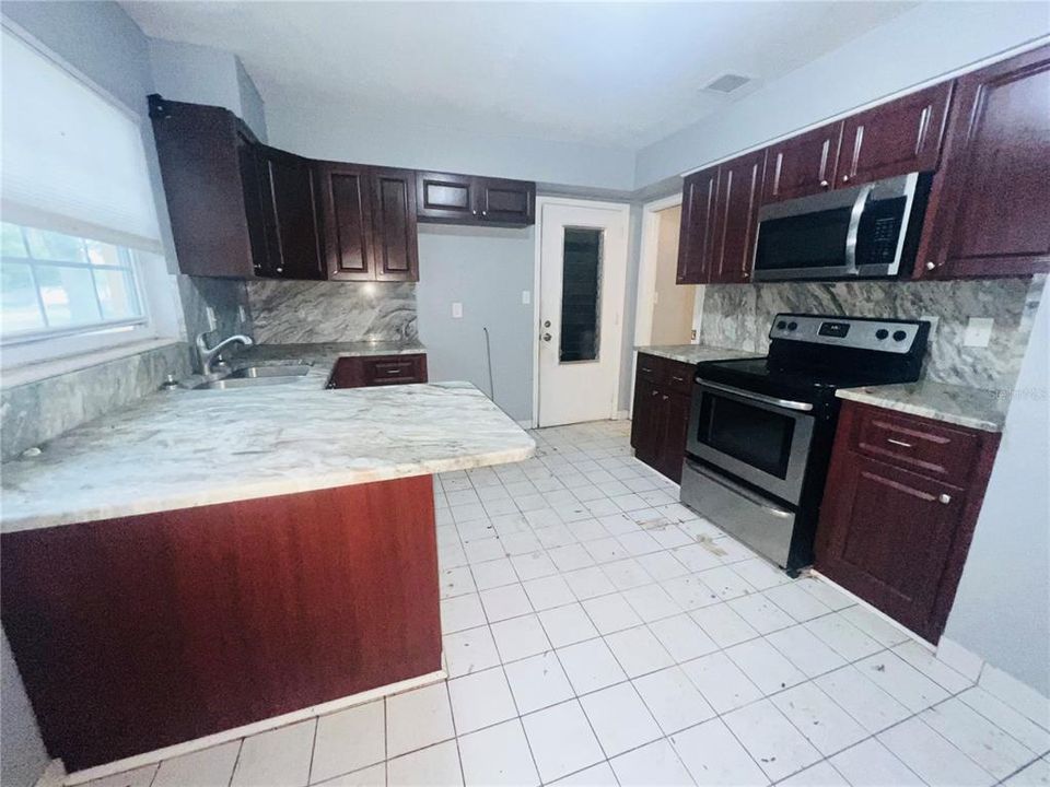 For Sale: $270,000 (3 beds, 2 baths, 1241 Square Feet)