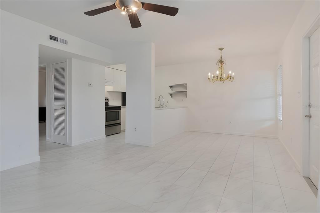 For Rent: $1,800 (2 beds, 1 baths, 748 Square Feet)
