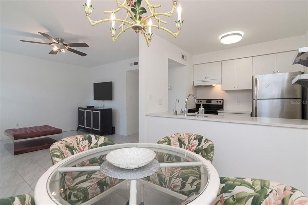 For Rent: $1,800 (2 beds, 1 baths, 748 Square Feet)