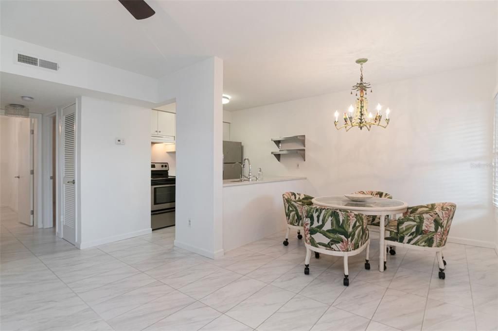 For Rent: $1,800 (2 beds, 1 baths, 748 Square Feet)