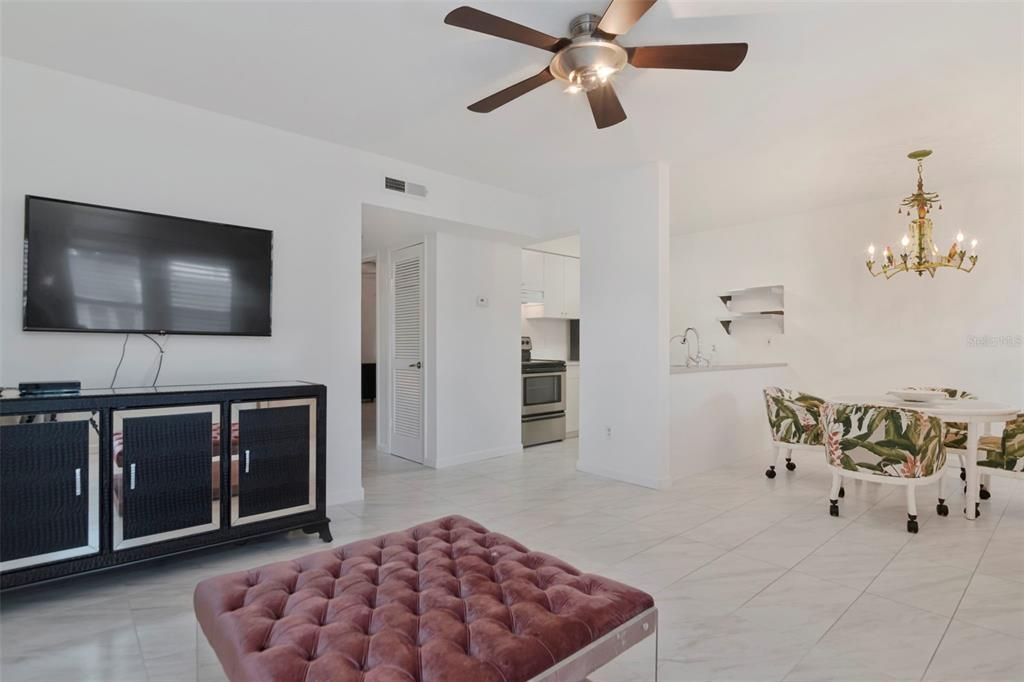 For Rent: $1,800 (2 beds, 1 baths, 748 Square Feet)