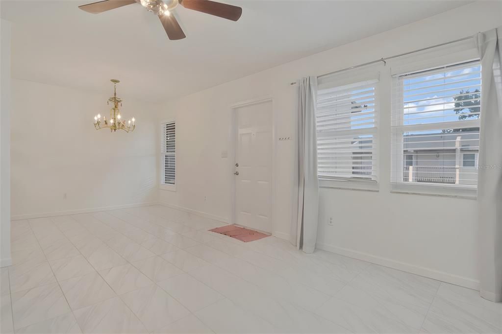 For Rent: $1,800 (2 beds, 1 baths, 748 Square Feet)
