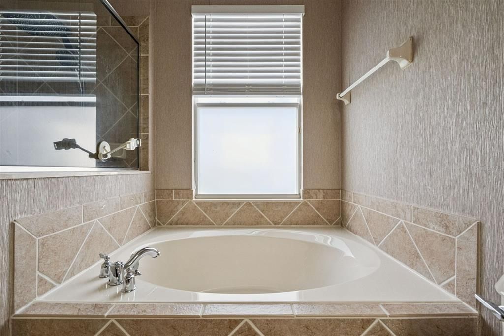 For Sale: $389,000 (3 beds, 2 baths, 2004 Square Feet)