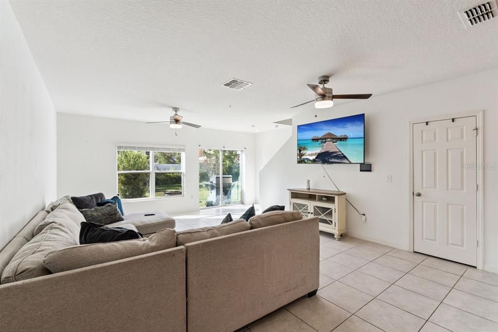 For Sale: $305,000 (3 beds, 2 baths, 1575 Square Feet)