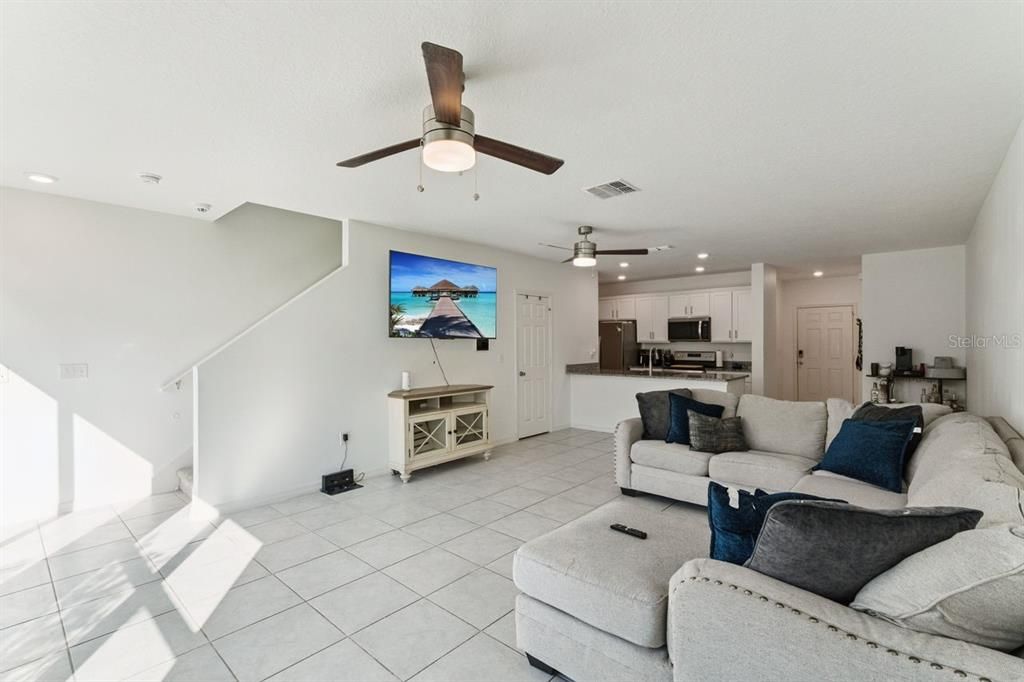 For Sale: $305,000 (3 beds, 2 baths, 1575 Square Feet)