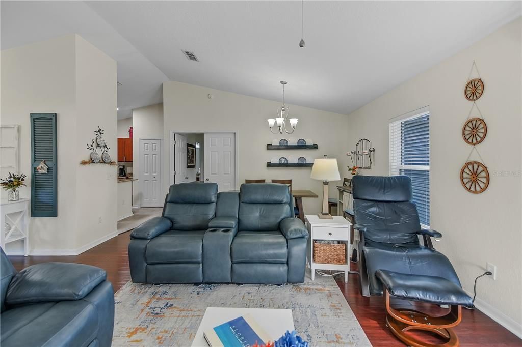 For Sale: $307,000 (4 beds, 2 baths, 1642 Square Feet)