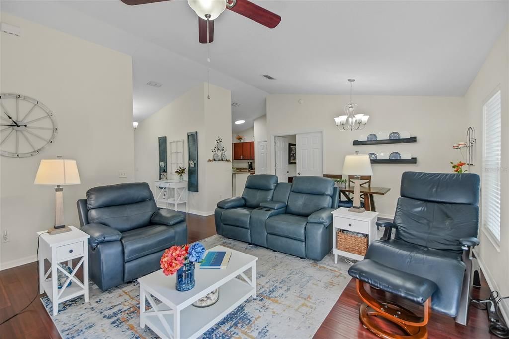 For Sale: $307,000 (4 beds, 2 baths, 1642 Square Feet)