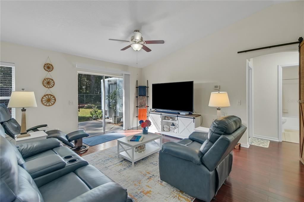 For Sale: $307,000 (4 beds, 2 baths, 1642 Square Feet)