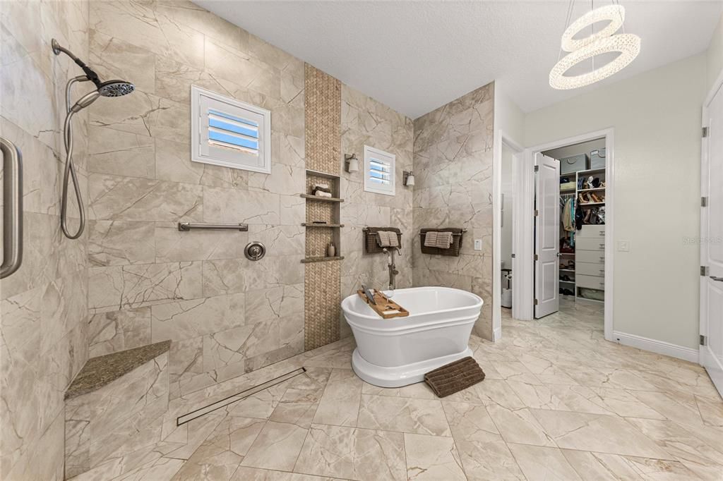 En Venta: $699,000 (2 camas, 2 baños, 2566 Pies cuadrados)