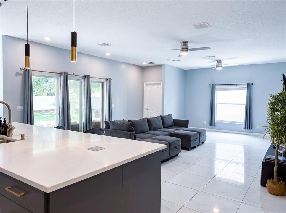 En Venta: $595,000 (4 camas, 3 baños, 2852 Pies cuadrados)