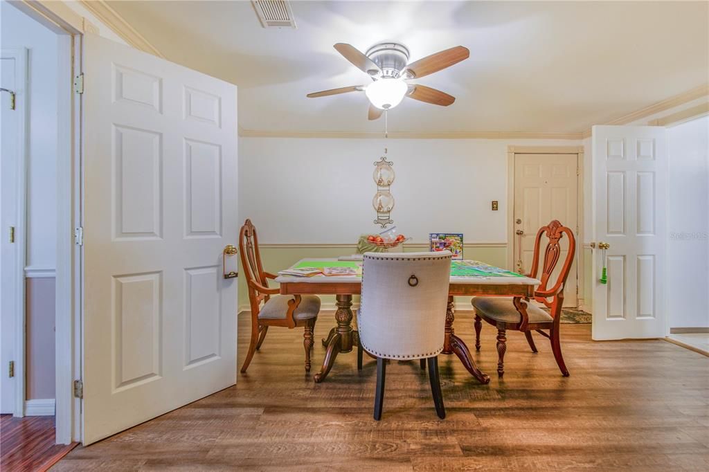 For Sale: $190,000 (3 beds, 3 baths, 1464 Square Feet)