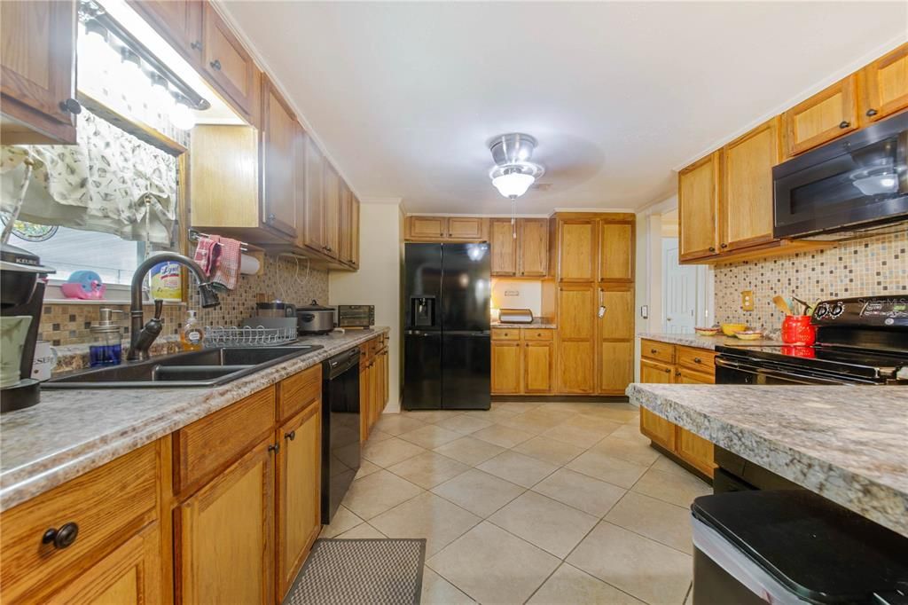 For Sale: $190,000 (3 beds, 3 baths, 1464 Square Feet)