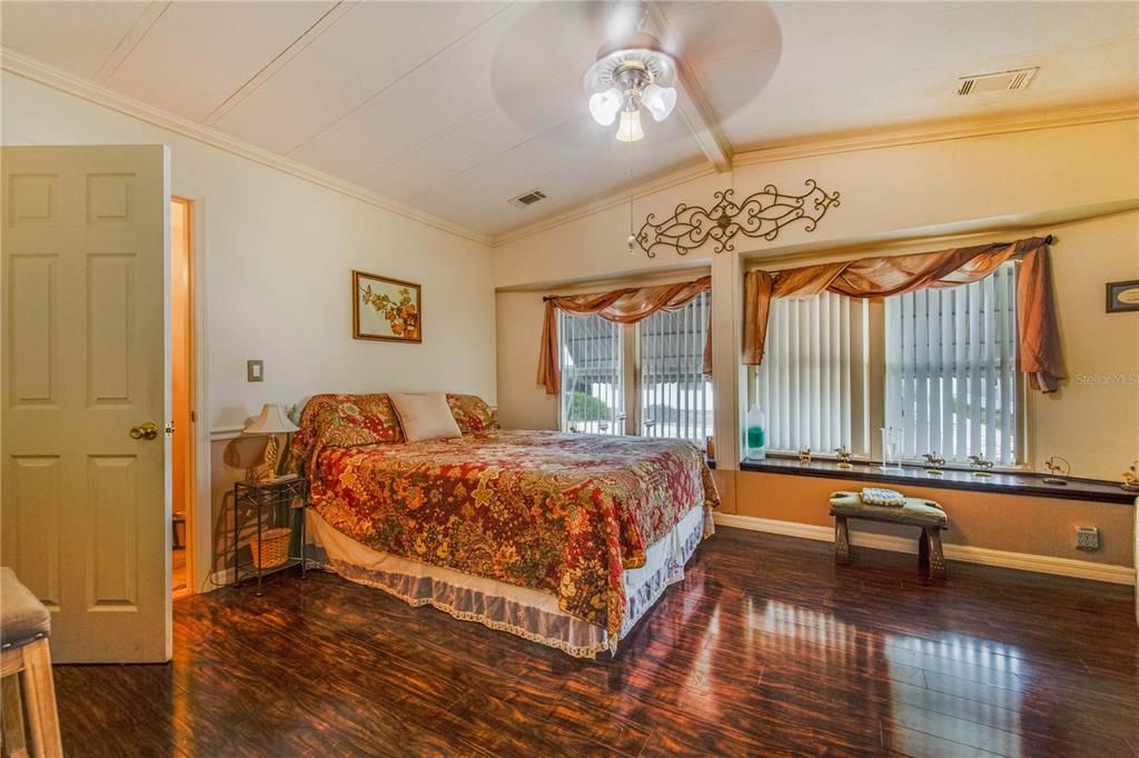 For Sale: $190,000 (3 beds, 3 baths, 1464 Square Feet)