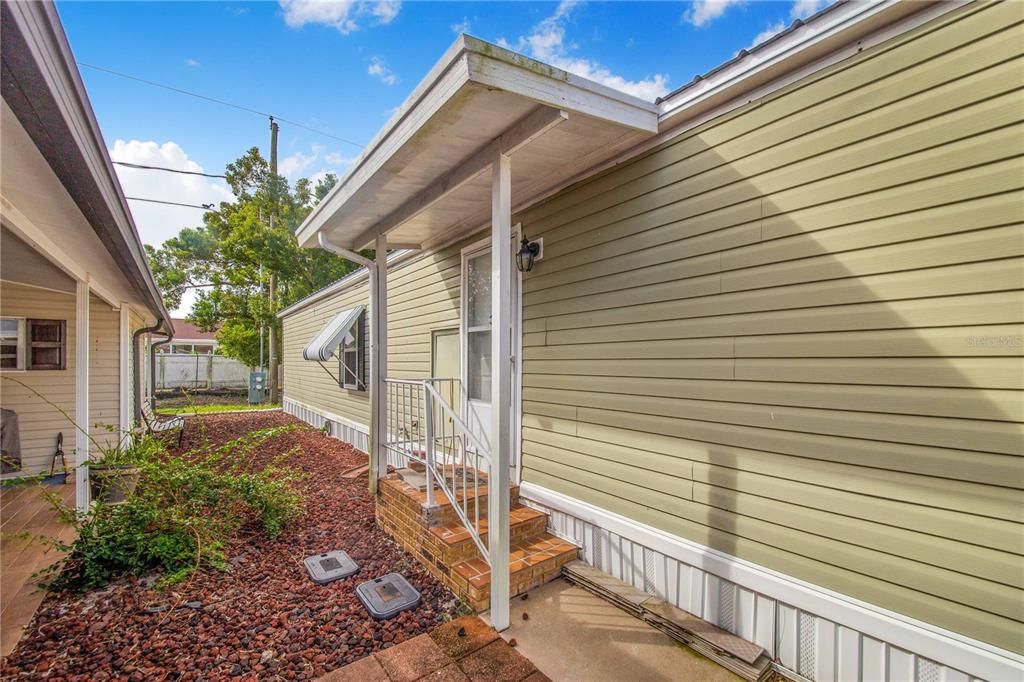 For Sale: $190,000 (3 beds, 3 baths, 1464 Square Feet)